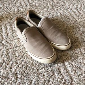 G.H. Bass & Co Men’s slip on’s, Stone size 10